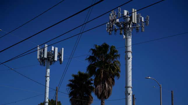 تظهر أبراج الهواتف المحمولة في 22 فبراير 2024 في ريدوندو بيتش، كاليفورنيا.
