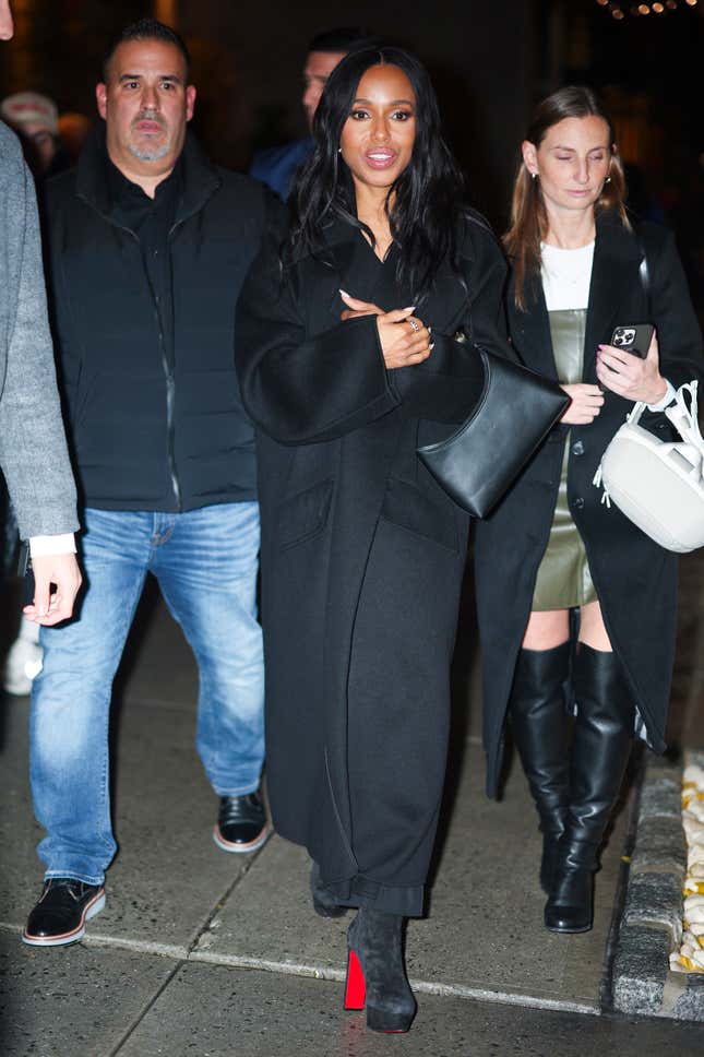 NEW YORK,  NEW YORK - 16. DEZEMBER:  Kerry Washington zu sehen bei der Vorführung von „The Six Triple Eight“ im Crosby Hotel in SoHo am 16. Dezember 2024 in New York City.