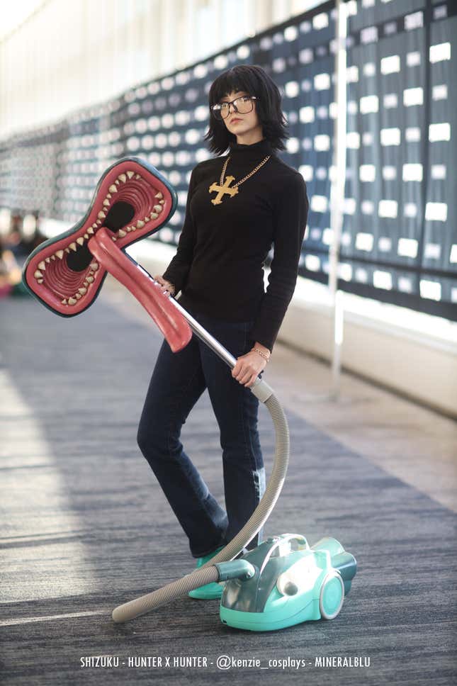 Shizuki from Hunter X Hunter poses with a vacuum cleaner. 