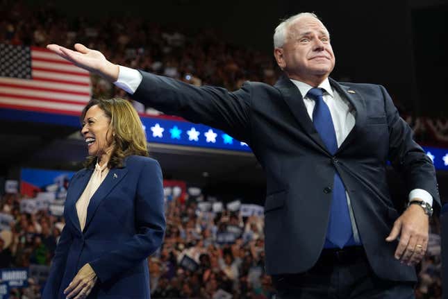 La candidate démocrate à la présidence, la vice-présidente des États-Unis Kamala Harris et le candidat démocrate à la vice-présidence, le gouverneur du Minnesota Tim Walz, apparaissent ensemble sur scène lors d’un événement de campagne au Girard College le 6 août 2024 à Philadelphie, en Pennsylvanie