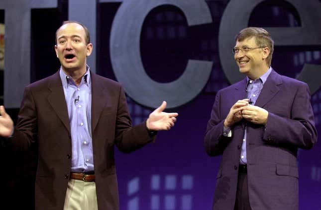 Jeff Bezos (à gauche), PDG d’Amazon.com, raconte une blague avec Bill Gates (à droite), PDG de Microsoft, lors du lancement d’Office XP, le 31 mai 2001, à New York.