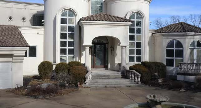 Image for article titled Inside Nelly&#39;s Abandoned, Mysterious Missouri Mansion