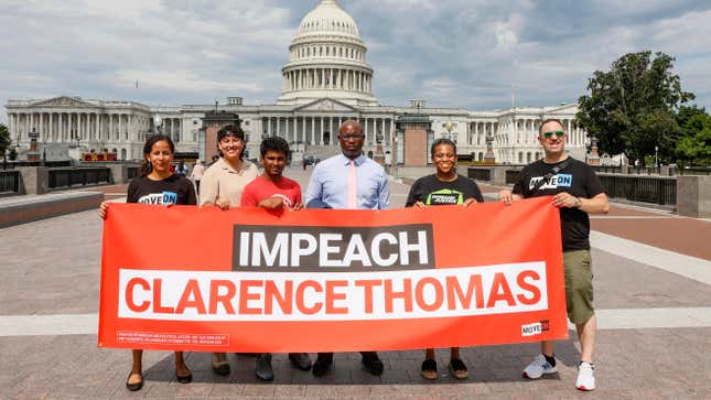 La directrice exécutive de MoveOn.org, Rahna Epting (à l’extrême gauche), le représentant Jamaal Bowman (D-NY) (au centre), Tamara Brummer et Matthew Witten brandissent une banderole « Impeach Clarence Thomas » devant le Capitole américain après une manifestation au cours de laquelle MoveOn.org a remis plus d’un million de signatures demandant au Congrès d’enquêter immédiatement sur Clarence Thomas et de le destituer devant la Cour suprême des États-Unis, le 28 juillet 2022 à Washington, DC. 