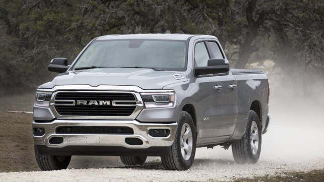 Un Ram 1500 argenté roulant sur la terre