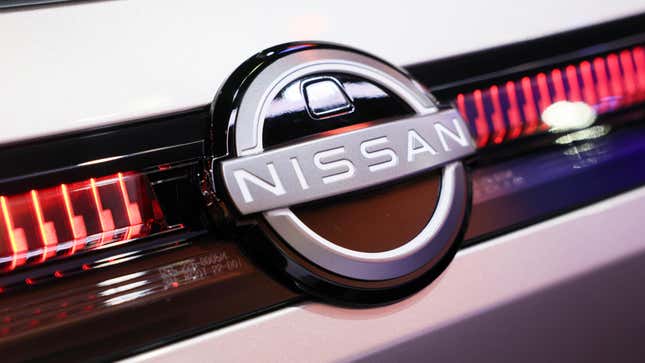 Un detalle del logotipo de Nissan Motor Corporation durante el Salón del Automóvil de Los Ángeles 2024 en el Centro de Convenciones de Los Ángeles el 22 de noviembre de 2024 en Los Ángeles, California. 