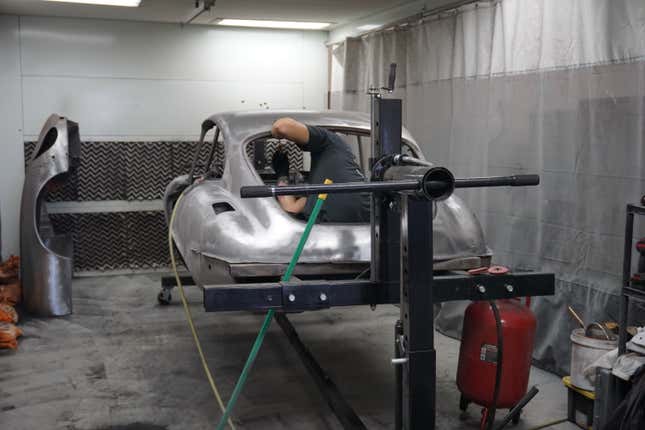 Image for article titled This Florida Company Is Modernizing Jaguar E-Types