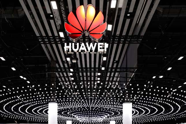 Logotipo de Huawei en exhibición en su pabellón durante el Congreso Mundial Móvil en Barcelona,   España, el 2 de abril de 2024. 