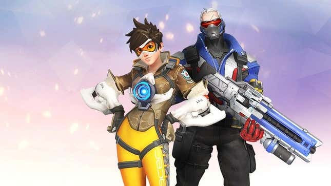 Tracer et Soldier se tiennent côte à côte dans leurs skins Overwatch originaux.