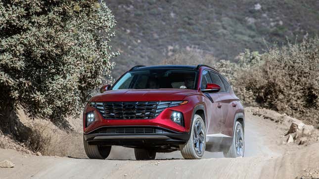 Un Hyundai Tucson rouge circulant sur un chemin de terre