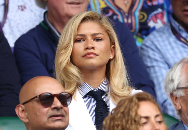 Zendaya regarde la finale du simple messieurs à Londres, en Angleterre. 