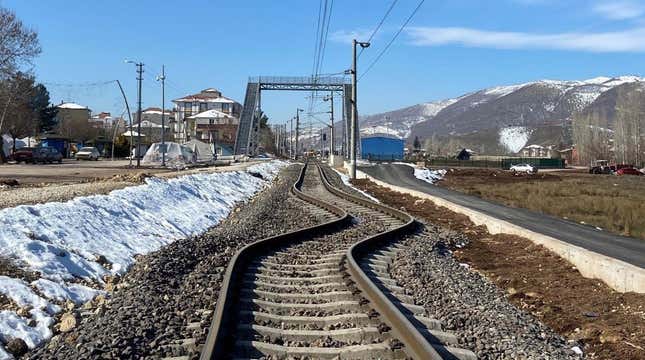 पूर्वी तुर्की में भूकंप से रेल की पटरियाँ झुक गईं।