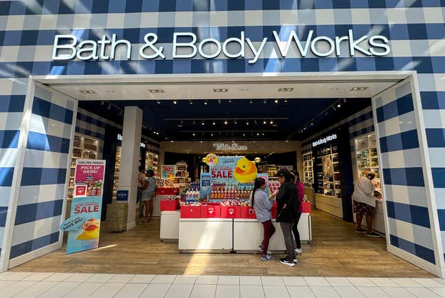 HAYWARD, KALIFORNIEN – 12. JUNI: Kunden kaufen am 12. Juni 2024 in einem Bath &amp; Body Works-Geschäft in Hayward, Kalifornien, ein. 