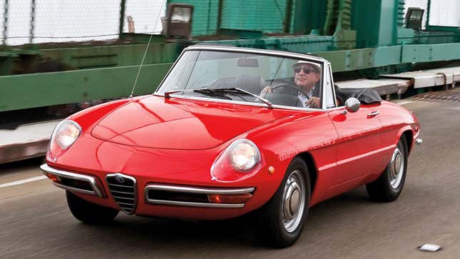 Une photo d’une voiture de sport Alfa Romeo Spider rouge. 