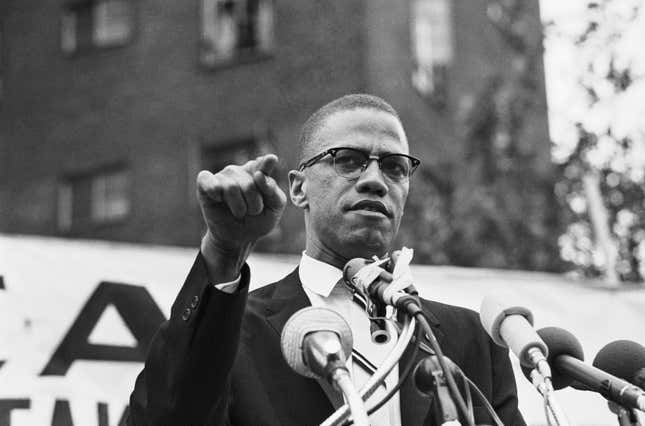 Le leader de la Nation of Islam, Malcolm X, suscite diverses réactions de la part du public lorsqu’il réitère son thème de séparation complète entre les Blancs et les Afro-Américains. Le rassemblement a rassemblé plus de monde qu’un événement pour les droits civiques organisé par le Mississippi-Alabama Southern Relief Committee, à six pâtés de maisons de là, à 10 contre 1.
