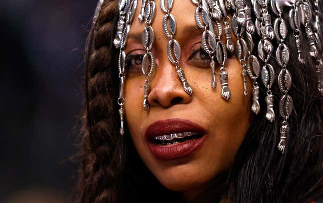 DALLAS, TX - FEBRUARY 26 : American singer and songwriter Erykah Badu watches the game between the Dallas Mavericks and the Los Angeles Lakers in the second half at American Airlines Center on February 26, 2023 in Dallas, Texas.