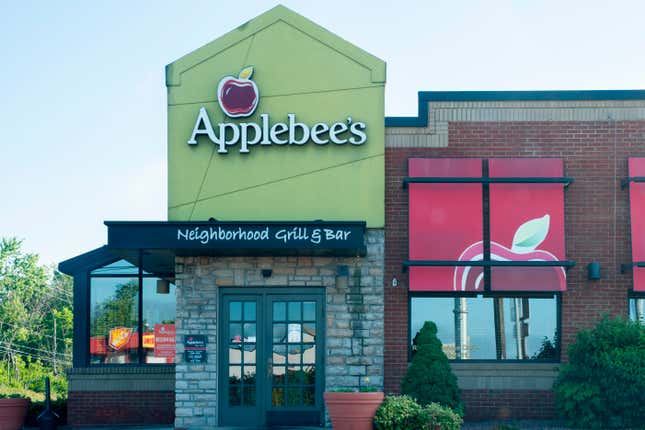 Vue extérieure d’un grill et un bar du quartier Applebee. 