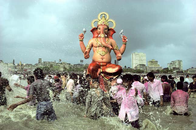 Raghubir Singh. Ganapati Immersion, Chowpatty, Bombay, Maharashtra, 1989.