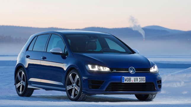 Una foto de un Volkswagen Golf azul. 