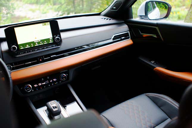 Image for article titled I Have No Idea How The Mitsubishi Outlander Is $10,000 Cheaper Than A Kia Telluride