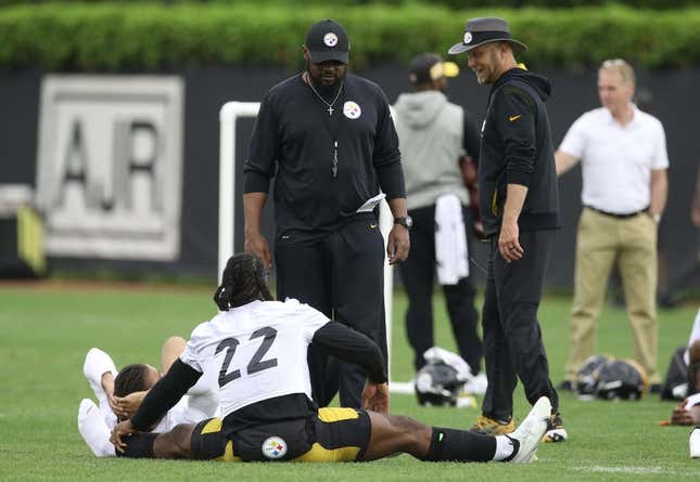 Pittsburgh Steelers head coach Mike Tomlin and offensive coordinator Matt Canada, who was fired Tuesday, pictured talking with running back Najee Harris (22) during organized team activities at UPMC Rooney Sports Complex.