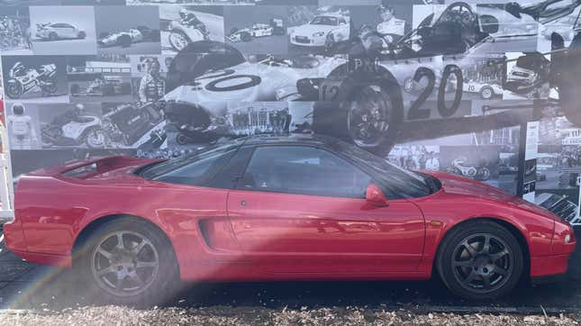 Ein roter Honda NSX wird in Goodwood ausgestellt. 