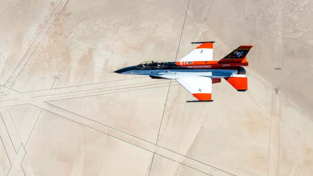 X-62 Değişken Uçuş İçi Stabilite Test Uçağı (VISTA), 26 Ağustos 2022'de Kaliforniya'daki Edwards Hava Kuvvetleri Üssü üzerinde göklerde uçuyor.