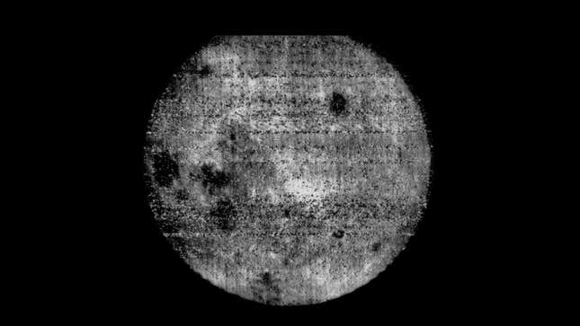 En 1959, la misión rusa Luna 3 capturó las primeras imágenes en primer plano de la cara oculta de la Luna.