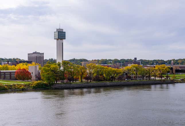 Paysage urbain du centre-ville de Moline, Illinois, depuis le pont I-74