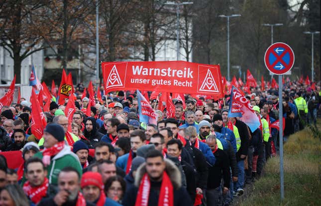 Los empleados de Volkswagen se manifiestan frente a una planta de automóviles comerciales el 2 de diciembre de 2024 en Hannover, Alemania, mientras miles de trabajadores de Volkswagen se declaran en huelga en todo el país. 