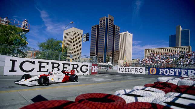 Una foto de autos de F1 en la pista del Phoenix StreetCircuit. 