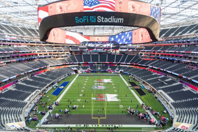 On the field for Super Bowl LVI at SoFi Stadium in Inglewood, preparations for the game are taking place. In the stadium south of Los Angeles, the Los Angeles Rams will play the Cincinnati Bengals for the NFL championship.