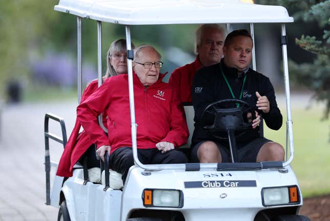 Warren Buffett, presidente y director ejecutivo de Berkshire Hathaway, se dirige a una sesión matutina en la conferencia Sun Valley de Allen &amp; Company en 13 de julio de 2023 en Sun Valley, Idaho.