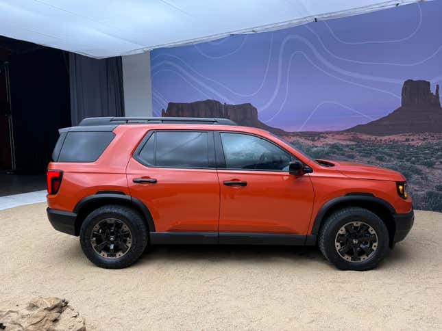 Seitenansicht eines orangefarbenen Honda Passport TrailSport (2026)