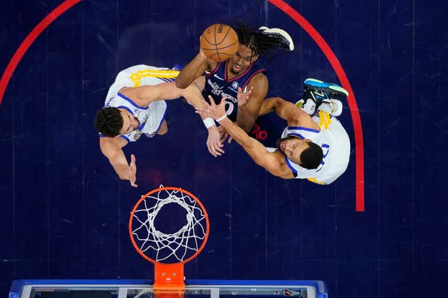 Philadelphia 76ers&#39; Tyrese Maxey, center, goes up for a shot against Golden State Warriors&#39; Stephen Curry, right, and Klay Thompson during the second half of an NBA basketball game, Wednesday, Feb. 7, 2024, in Philadelphia. (AP Photo/Matt Slocum)