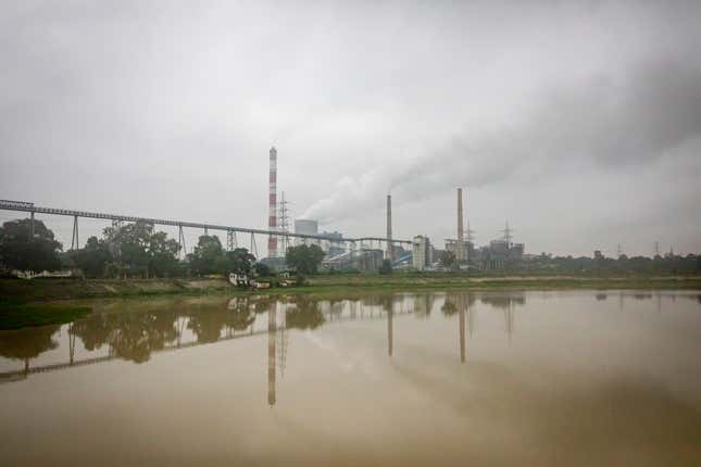 The conveyor belt carries coal from a nearby mine to the Hasdeo Thermal Power Station in Darri near Korba. It is one of five coal power plants in the area, which together generate 5% of all electricity in India.