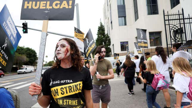  Les membres de la SAG-AFTRA marchent sur la ligne de piquetage lors de leur grève en cours devant les studios Sony à Culver City, en Californie, aux États-Unis, le 29 septembre 2023.