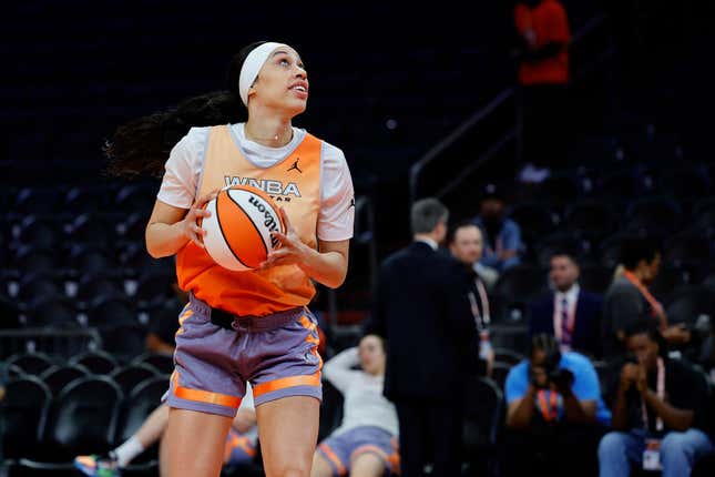 Dearica Hamby zieht während eines Trainings für das WNBA All-Star Game in Phoenix zum Korb, bevor sie zu den Olympischen Sommerspielen aufbricht.