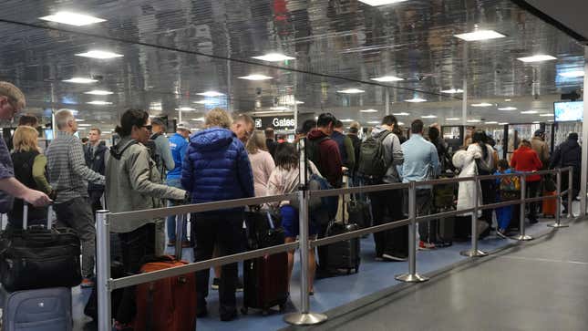 Les passagers font la queue à l’aéroport international Harry Reid