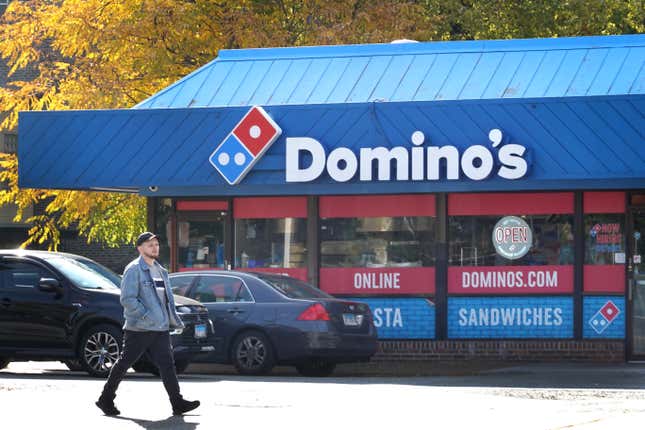 Über dem Eingang einer Domino’s-Filiale in Chicago, Illinois hängt ein Schild.