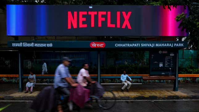 Ein Netflix-Logo an einer Bushaltestelle in Mumbai, Indien.