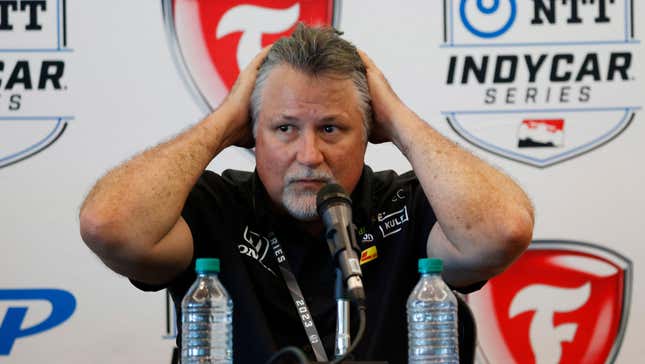  04 DE MARZO: El propietario de IndyCar, Michael Andretti, asiste a una conferencia de prensa en el centro de prensa después de las calificaciones para el Gran Premio Firestone de St. Petersburgo el 4 de marzo de 2023 en el circuito callejero de San Petersburgo en San Petersburgo, Florida.