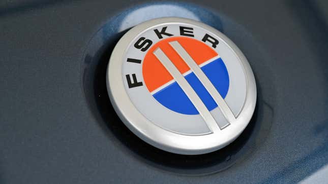 Una foto de una insignia de Fisker en un automóvil. 