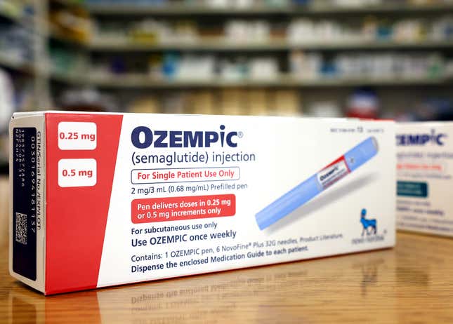 En esta fotoilustración, cajas del medicamento contra la diabetes Ozempic descansan en el mostrador de una farmacia el 17 de abril de 2023 en Los Ángeles, California. 