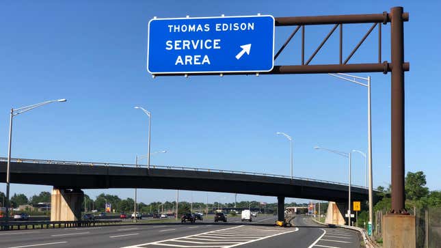 Vista al sur a lo largo de la Interstate 95 (New Jersey Turnpike) en el área de servicio de Thomas Edison en el municipio de Woodbridge, condado de Middlesex, Nueva Jersey