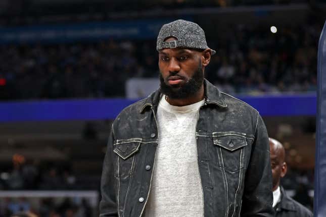 Look of the Week: LeBron James flies the flag for the man bag