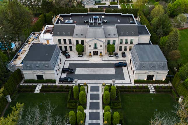 Bild für Artikel mit dem Titel Werfen Sie einen Blick in Drakes großzügige Villa in Toronto