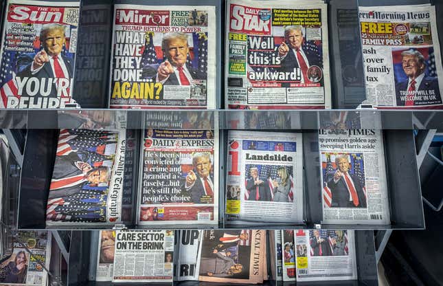 Les premières pages d’un journal britannique présentent des articles sur la réélection de l’ancien président américain Donald Trump dans un kiosque à journaux, le 7 novembre 2024 à Sidmouth, en Angleterre.