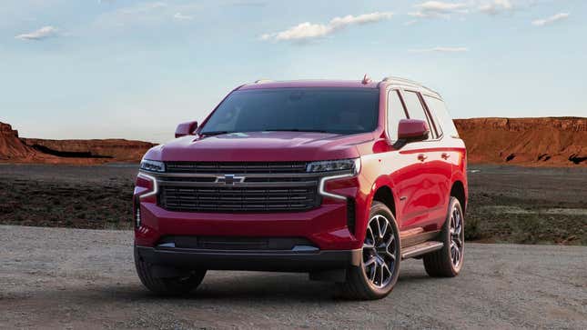 Une photo d’un SUV Chevrolet Tahoe rouge. 