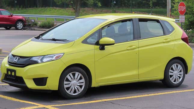 Honda Fit LX 2016 fotografiado en New Castle, Pensilvania. Acabado en Mystic Yellow Pearl.