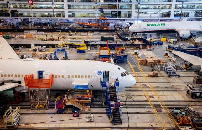 Les employés de Boeing assemblent les 787 dans leur bâtiment principal d’assemblage sur leur campus à North Charleston, en Caroline du Sud.